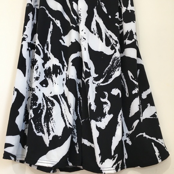 Liduaya High Rise Black White Flower Pull On Wide Flare Leg Cropped Slouchy Pant - Picture 12 of 16